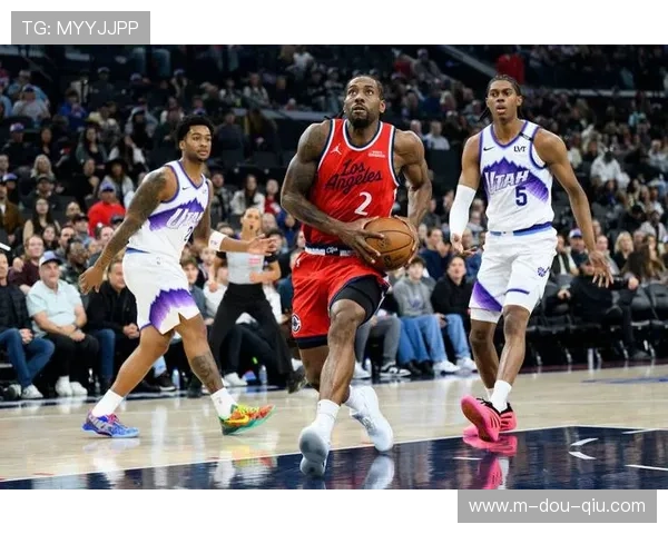 莱昂纳德对阵尼克斯第三节踩到场边球迷脚部受伤，末节表现受限快船遭逆转